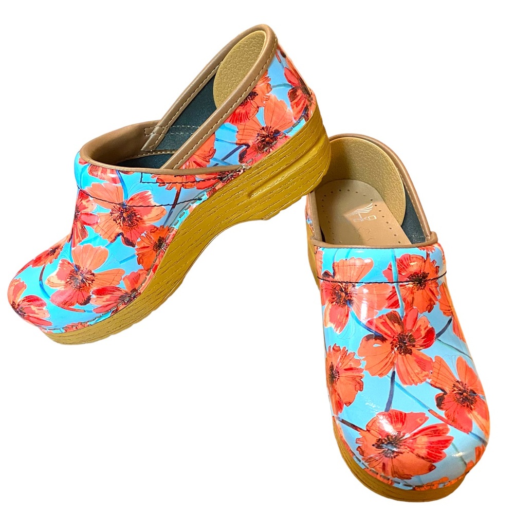FINAL PRICE-Dansko New Women's Professional Clogs Poppies
Patent Leather size 37